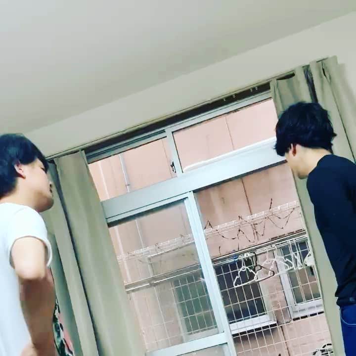 池田真一のインスタグラム：「☆チャンネル登録よろしく☆ 大好評につき明日から  ダブルアート単独 ライブ 『終走男児』inタグの家を 分けて再配信させて頂きます！  3月24日(火)19時配信〜vol.①  タグは家に来る猫にエサをあげてます。 単独ライブの時と同じ人間とは思えません。 プロフィールからYoutubeに飛べます！」