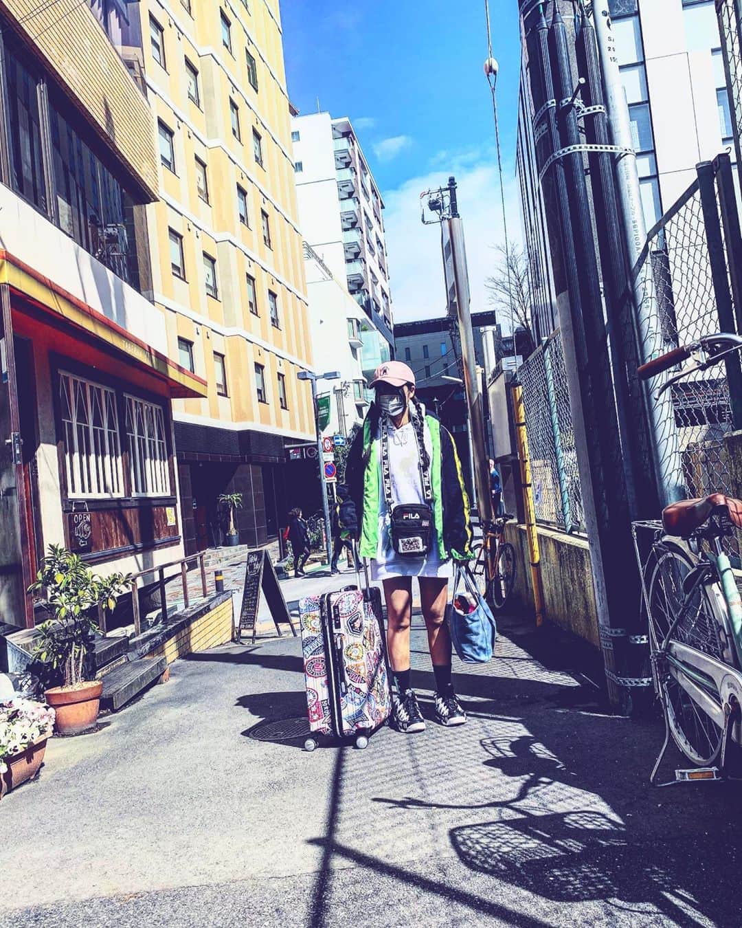 りりりのインスタグラム：「ポカポカしてる日の午前中の時間が好きやなーー*ˊᵕˋ* ・ ・ #りりり  #おやすみ #春 #来た #いつもの遠征スタイル #こんな感じ #目が見えてない #花粉症 やから #マスク売り切れ  #悲しい #晴れの日」