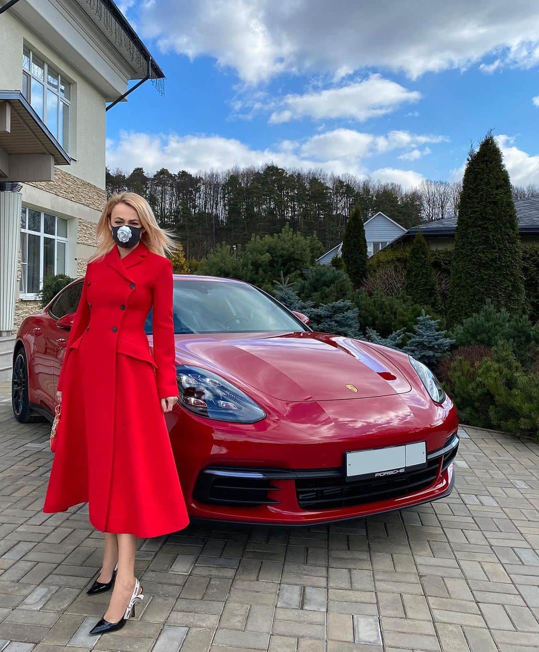 ヤナ・ルドコフスカヤさんのインスタグラム写真 - (ヤナ・ルドコフスカヤInstagram)「Хотелось бы чтобы была фото 1️⃣, но уже теперь только фото 2️⃣, на огненной Porsche Panamera  @porschenewsroom_russia ❤️」3月24日 1時00分 - rudkovskayaofficial