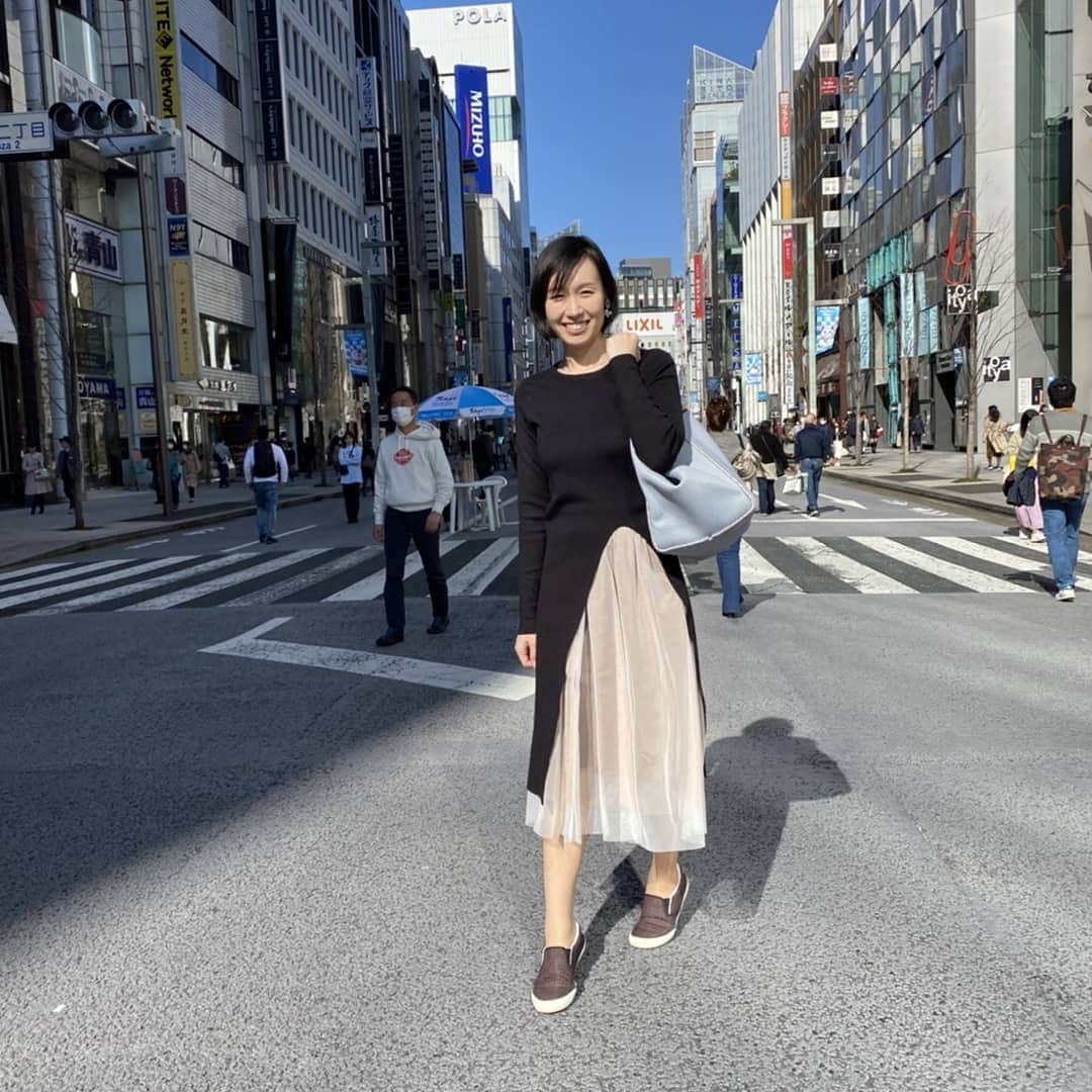 山部朱里のインスタグラム：「. . たまには好きなファッションを❤️ 加工してない自然光なので、@stateofescape のpalegray迷ってる方に色味が伝わりますように。(悩んでた私もたくさん写真探したので。) 明るい灰色で自然光だと水色っぽくも見えます。 この色合わせやすい。 ウェットスーツで作られていて、軽い！汚れても洗える！たくさん入る！そしてヨットロープの紐なので丈夫。 パーソナルトレーニングのおかげで頭も身体もスッキリ気持ちいいのと、身体のラインがきれいになってきた！ . . #フリーアナウンサー #女子アナ47 #プチプラコーデ  #ママコーデ #ワンピース #ママファッション #ファッション #ファッションコーデ #今日のコーデ #プチプラ #シンプル #GU #gu #子育て #年子ママ #年子育児 #男の子ママ #４ヶ月 #１歳１１ヶ月 #きれいめコーデ #大人コーデ  #ステートオブエスケープ #stateofescape  #palegray  #ママバッグ」