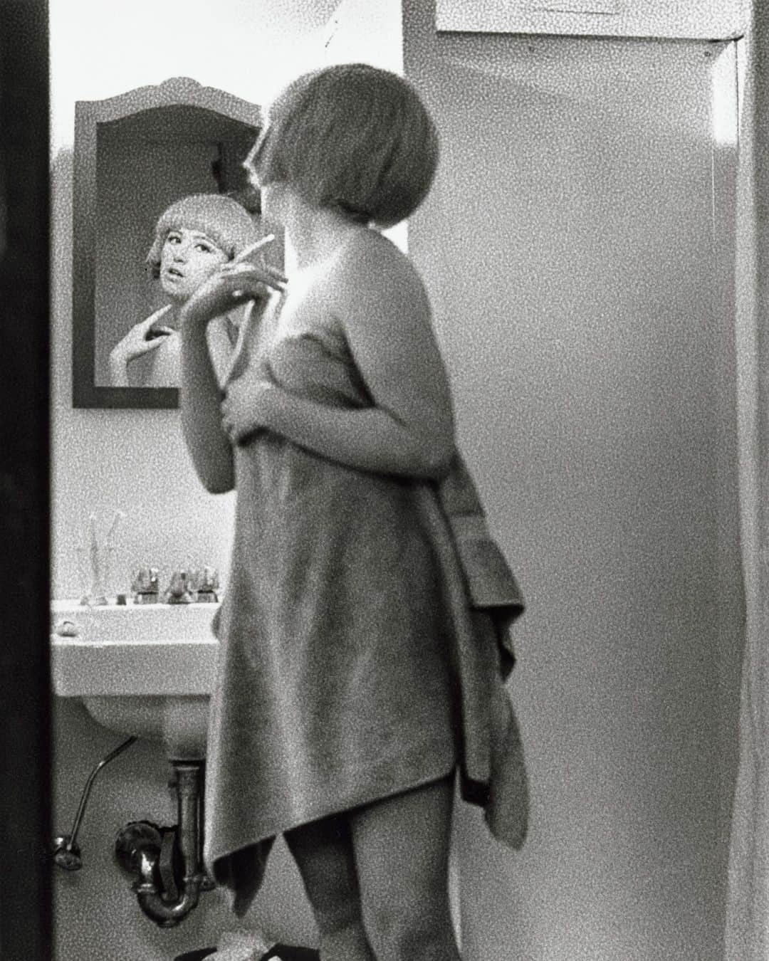 のインスタグラム：「Stay at home.  @cindysherman Untitled Film Still #2 , 1977」
