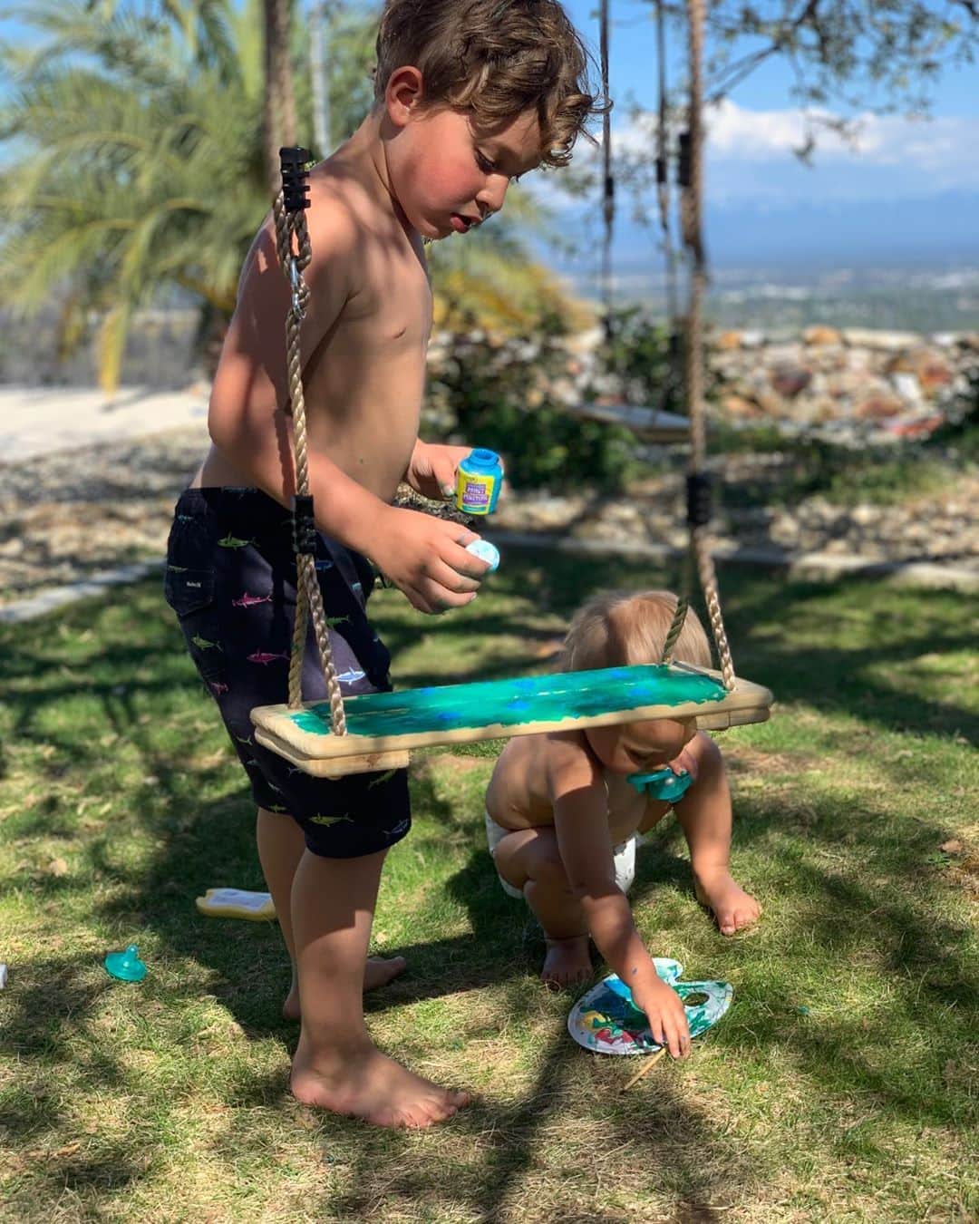 ブリット・ニコルのインスタグラム：「Painting swings and loving the sunshine!!!! We are already in suits haha!!! ☀️☀️☀️🙌🏼」