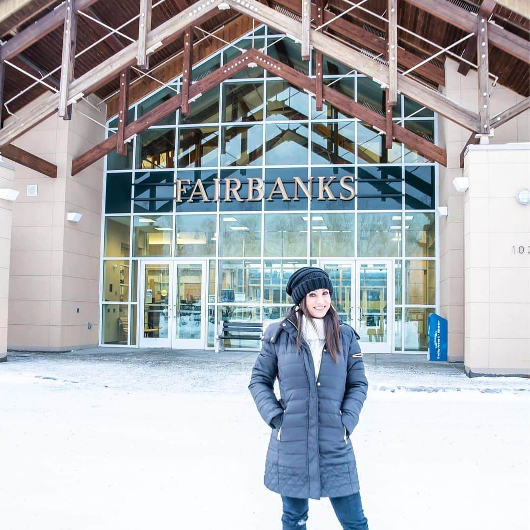 リサ・アンさんのインスタグラム写真 - (リサ・アンInstagram)「Now is the perfect time for a serious of throwback photos from my previous travels inspired by @kenagonio since she created this content for us all to enjoy! This was the first stop in our journey, Fairbanks, Alaska where spent the days playing In the snow! We took the train to Anchorage & I snapped that last shot out of the back of the #alaskarailroad #fairbanksalaska #Alaska #throwback #March2019」3月24日 1時19分 - thereallisaann