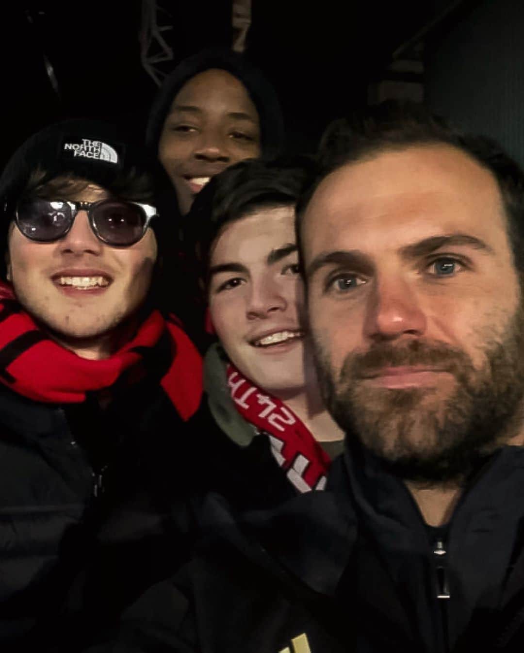 マンチェスター・ユナイテッドさんのインスタグラム写真 - (マンチェスター・ユナイテッドInstagram)「😄🤳 Which #MUFC stars have you got selfies with?」3月24日 1時26分 - manchesterunited