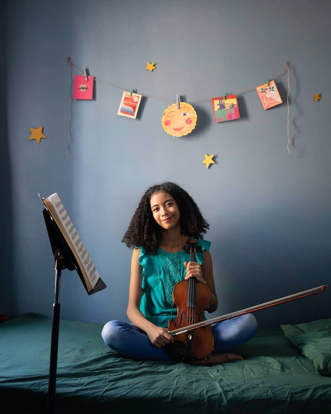 Instagramさんのインスタグラム写真 - (InstagramInstagram)「“When I first discovered that I wanted to play the violin, it was like something deep inside of me had awakened,” says 14-year-old Pilar Winter Hill (@pilarwinterhill), a classical musician and Juilliard Pre-College student.⁣ ⁣ She picked up the violin at age 6, and at first, all Pilar wanted to do was play at lightning speed. ⚡️⁣ ⁣ “I have always been a quick learner, a fast runner, a speed reader,” she explains. “But I came to understand a most crucial lesson very early, namely that if speed isn’t coupled with being clear and clean in my playing, then what kind of player would I become?” #ThisWeekOnInstagram」3月24日 1時26分 - instagram