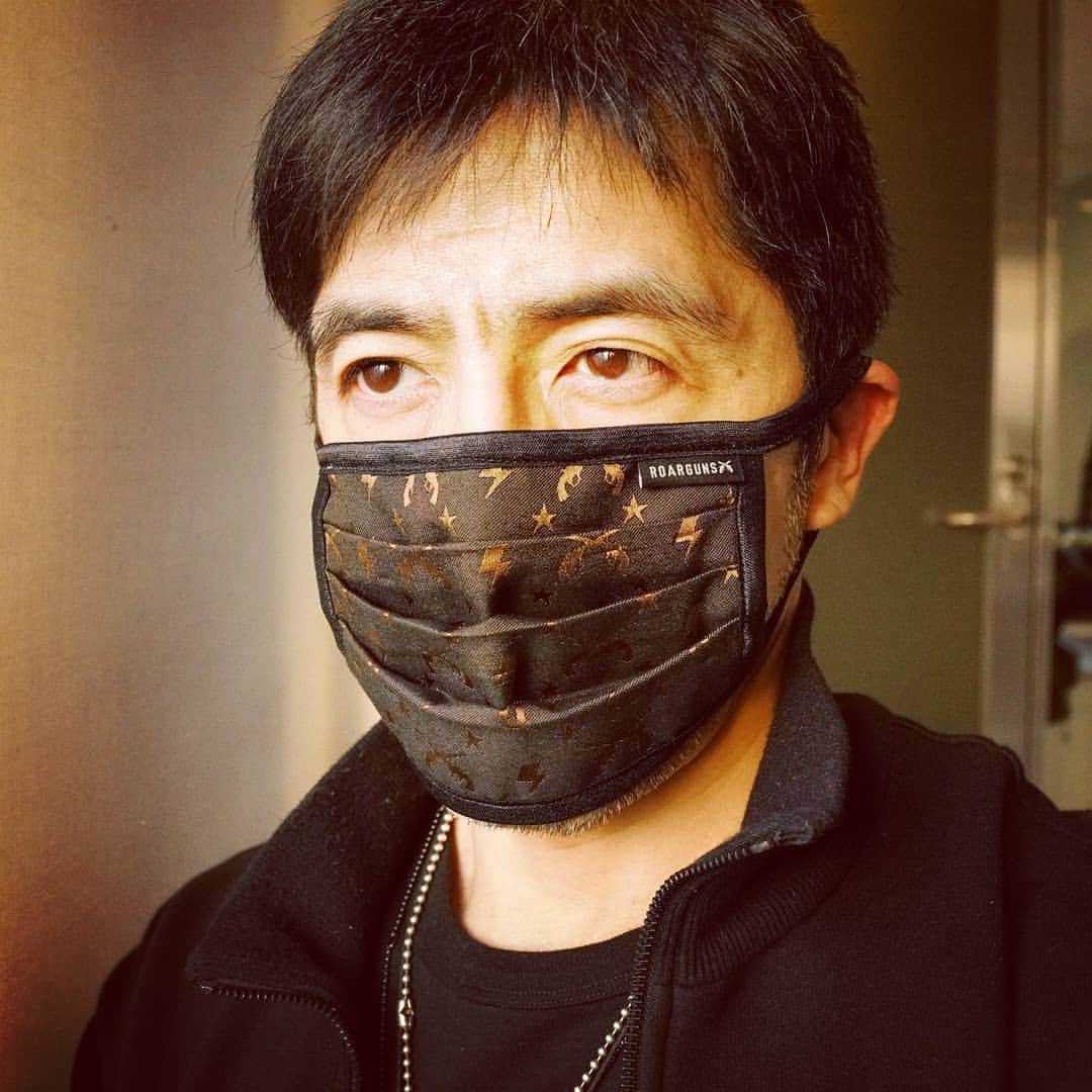 谷中敦さんのインスタグラム写真 - (谷中敦Instagram)「roargunsのマスクの試作品を頂きました。手作りで１日がかりだったそうです。ありがとうございます！ @roar_guns @roarguns_store @roar_roarguns」3月24日 1時31分 - a.yanaka