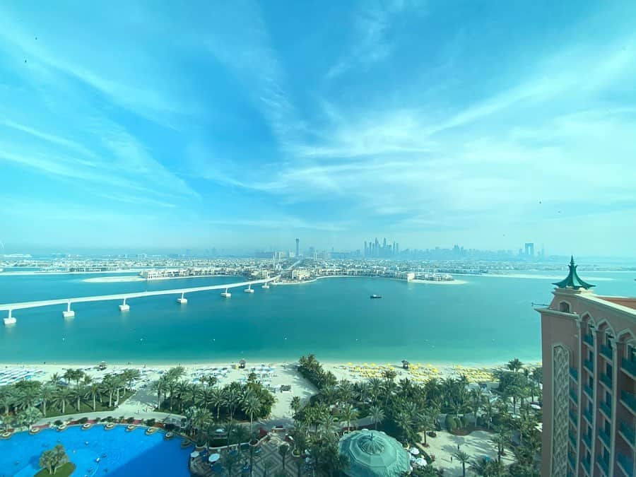 利咲さんのインスタグラム写真 - (利咲Instagram)「ドバイのホテルシリーズ💫アトランティスザパーム﻿🐬 @atlantisthepalm  内装がディズニーシーみたいでアリエル気分になれます。﻿ 隣接されてるウォーターパークでエンジョイ出来たり、アトランティス大陸をモチーフとしたアクアリウムがあったりとエンターテイメント満載♪﻿ ファミリーも多くてハッピー度高め☺️﻿ 窓から見る景色もパームアイランドの人工島が見れて綺麗です🏝﻿ 好きなホテルの一つになりました✨﻿ ﻿ ﻿ ﻿ Dubai Hotel Series♪ "Atlantis The Palm"﻿ The interior looks like Disney Sea and feels like Ariel.﻿ Enjoy entertainment at the adjacent water park, and there is an aquarium with the motif of Atlantis continent.﻿ There are many families. Happy mood!﻿ The view from the window is beautiful because can see the Palm Island.﻿ It became one of my favorite hotels!﻿ ﻿ #atlantisthepalm #atlantis #atlantisdubai #atlantiswateradventures #atlantishotel #atlantisresort #アトランティスザパーム #アトランティスザパームホテル #aquarium #dubai #ドバイ #uae #アラブ首長国連邦 #dubai🇦🇪 #dubai❤️ #lovedubai #🇦🇪  #エイの顔が好き #はむはむ」3月24日 1時40分 - himeringo908