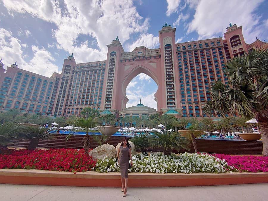 利咲のインスタグラム：「ドバイのホテルシリーズ💫アトランティスザパーム﻿🐬 @atlantisthepalm  内装がディズニーシーみたいでアリエル気分になれます。﻿ 隣接されてるウォーターパークでエンジョイ出来たり、アトランティス大陸をモチーフとしたアクアリウムがあったりとエンターテイメント満載♪﻿ ファミリーも多くてハッピー度高め☺️﻿ 窓から見る景色もパームアイランドの人工島が見れて綺麗です🏝﻿ 好きなホテルの一つになりました✨﻿ ﻿ ﻿ ﻿ Dubai Hotel Series♪ "Atlantis The Palm"﻿ The interior looks like Disney Sea and feels like Ariel.﻿ Enjoy entertainment at the adjacent water park, and there is an aquarium with the motif of Atlantis continent.﻿ There are many families. Happy mood!﻿ The view from the window is beautiful because can see the Palm Island.﻿ It became one of my favorite hotels!﻿ ﻿ #atlantisthepalm #atlantis #atlantisdubai #atlantiswateradventures #atlantishotel #atlantisresort #アトランティスザパーム #アトランティスザパームホテル #aquarium #dubai #ドバイ #uae #アラブ首長国連邦 #dubai🇦🇪 #dubai❤️ #lovedubai #🇦🇪  #エイの顔が好き #はむはむ」