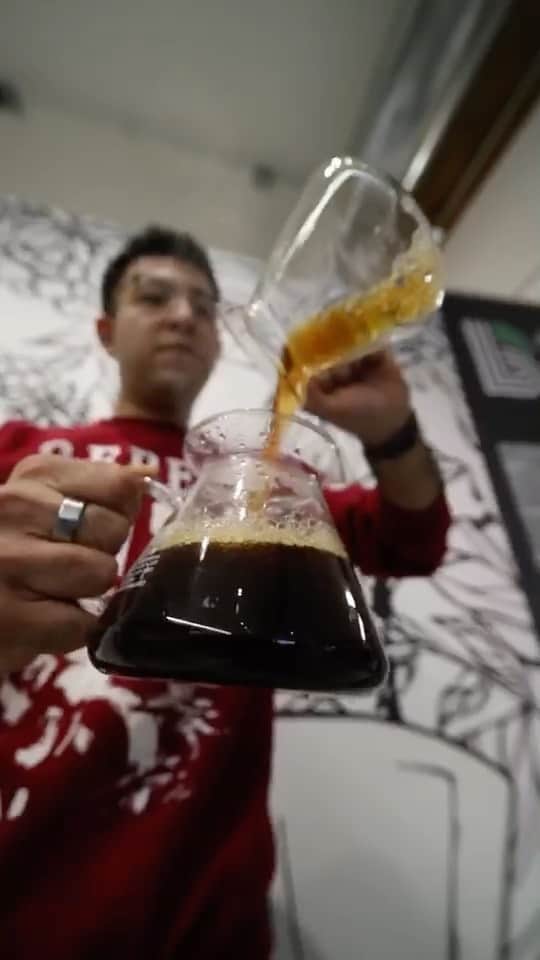 セス・ロリンズのインスタグラム：「I believe in this team. I love this team. Help if you can. @392dport @392caffe @392clinton  ______  https://392-caffe.square.site/」