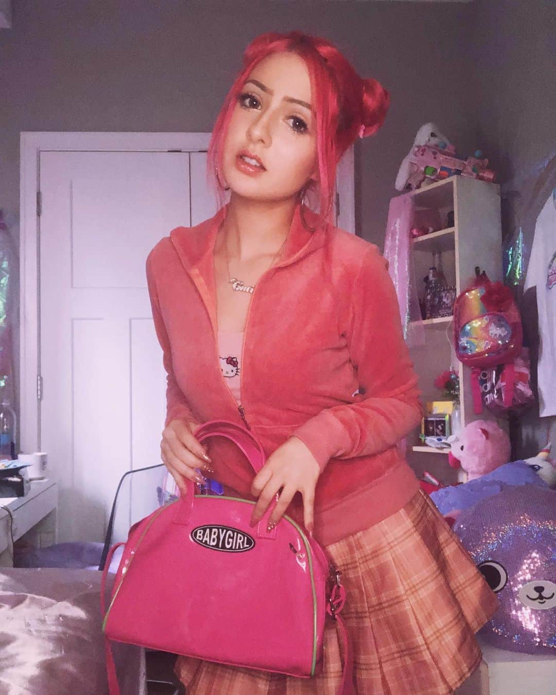 のインスタグラム：「Me pretending to be a ~Y2K angel~ . . . #soft #cyber #y2k #y2kaesthetic #early2000s #juicycouture #kawaii #kawaiifashion #外人ギャル #gyaru #bubblegumcyber #bubblegumgang #cybergoth #kawaiigirl #chicagofemalerapper #pink」