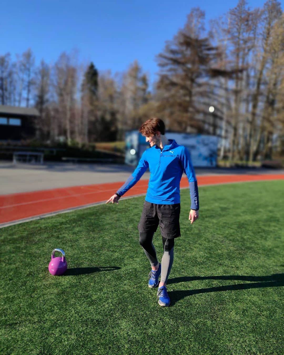 Jussiville JV Partanenのインスタグラム：「At least the weather's still nice 😅 ~~ #quarantinelife #outdoorworkout #athlete #training #bodyweightworkout #icedance #finland #kettlebellworkout #helsinki #lauttasaari #laru #figureskating #sports #athleisure #oneplus7pro」
