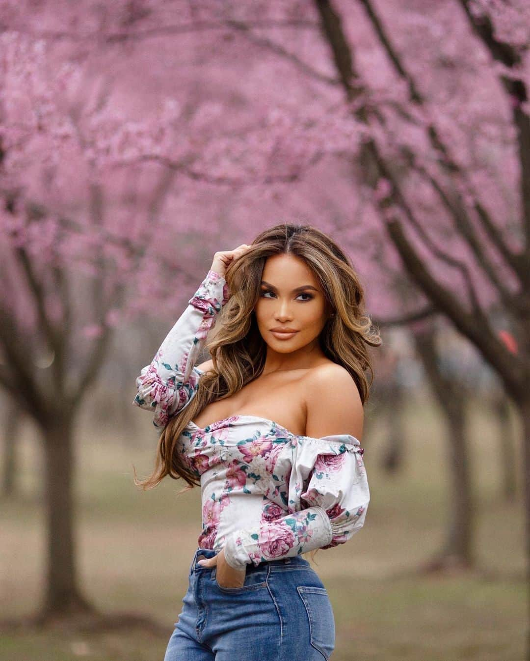 ダフネ・ジョイさんのインスタグラム写真 - (ダフネ・ジョイInstagram)「Just thought I’d bring some Cherry Blossom happiness on your feed 🌸 Wearing @prettylittlething 🌸」3月24日 1時59分 - daphnejoy