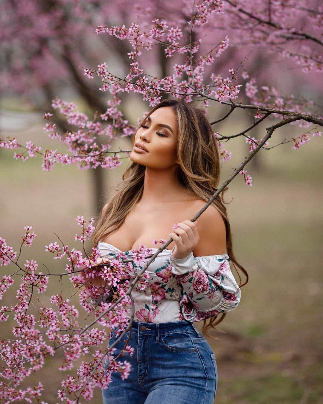 ダフネ・ジョイさんのインスタグラム写真 - (ダフネ・ジョイInstagram)「Just thought I’d bring some Cherry Blossom happiness on your feed 🌸 Wearing @prettylittlething 🌸」3月24日 1時59分 - daphnejoy