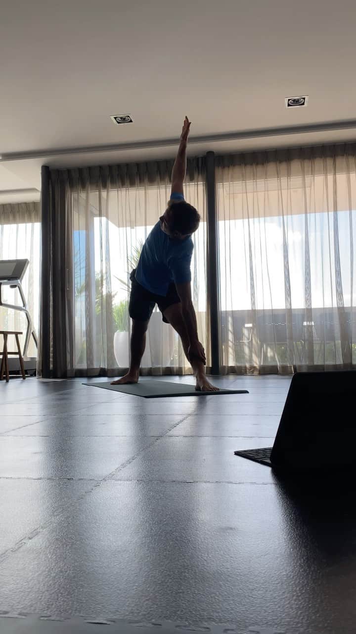 マリオ・ゲッツェのインスタグラム：「Progress is the way - online yoga session guided by @iam.youngsun  #YogaAtHome #StayFitAtHome」