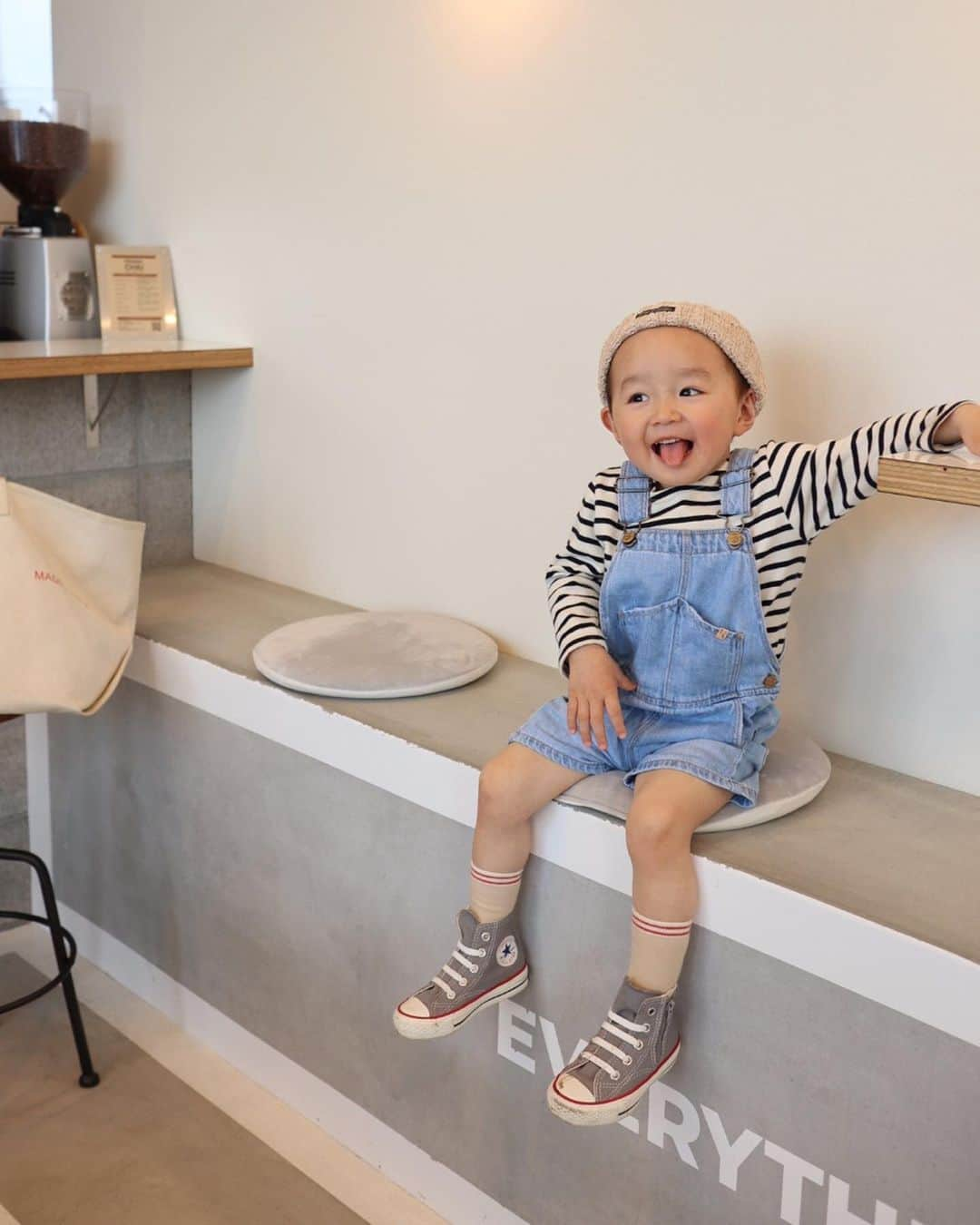 あすかさんのインスタグラム写真 - (あすかInstagram)「ㅤㅤ ㅤ ㅤ  @zara でショート丈の サロペットおそろいで👦🏻👶🏼 やまちゃんの目線がジュース🥤(笑) ㅤ ㅤ ㅤ  #coordinate#locari#mamagirl#zara#zarakids#今日の服#コーディネート#カジュアル#シンプル#プチプラコーデ#2歳#生後5ヶ月#新米ママ#男の子ママ#ママコーデ#ママファッション#アラサーコーデ#着回しコーデ#2歳差育児#兄弟ママ#リンクコーデ#サロペット#ボーダートップス#春コーデ#兄弟コーデ#デニム#カフェ巡り#角島 ㅤ ㅤ  ㅤ ㅤ」3月24日 7時56分 - ask_____10