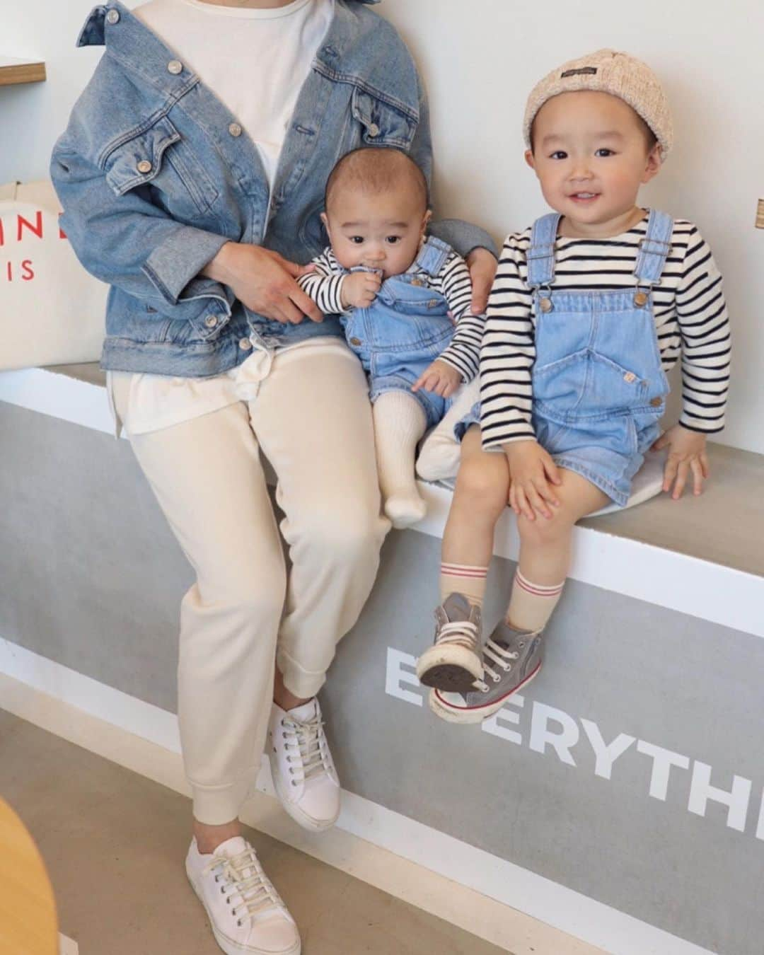 あすかさんのインスタグラム写真 - (あすかInstagram)「ㅤㅤ ㅤ ㅤ  @zara でショート丈の サロペットおそろいで👦🏻👶🏼 やまちゃんの目線がジュース🥤(笑) ㅤ ㅤ ㅤ  #coordinate#locari#mamagirl#zara#zarakids#今日の服#コーディネート#カジュアル#シンプル#プチプラコーデ#2歳#生後5ヶ月#新米ママ#男の子ママ#ママコーデ#ママファッション#アラサーコーデ#着回しコーデ#2歳差育児#兄弟ママ#リンクコーデ#サロペット#ボーダートップス#春コーデ#兄弟コーデ#デニム#カフェ巡り#角島 ㅤ ㅤ  ㅤ ㅤ」3月24日 7時56分 - ask_____10