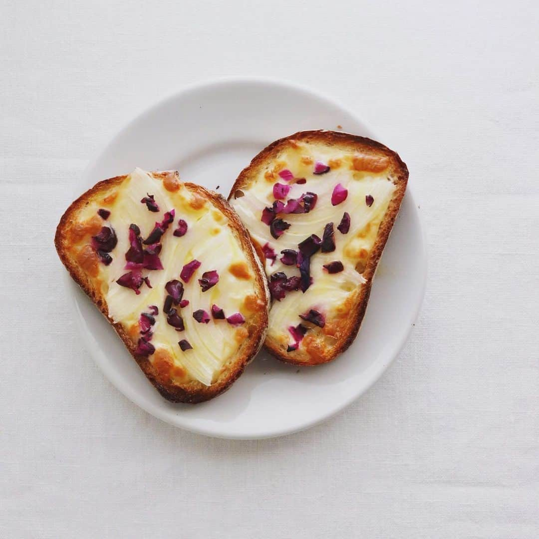 樋口正樹さんのインスタグラム写真 - (樋口正樹Instagram)「shibaduke cheese toast . 今朝はチーズトースト、 柴漬けと新玉ネギのせ。 . . #柴漬け #柴漬け食べたい #しば漬け #柴漬けトースト #柴漬けピザ #チーズトースト #shibazuke #cheesetoast」3月24日 7時57分 - higuccini