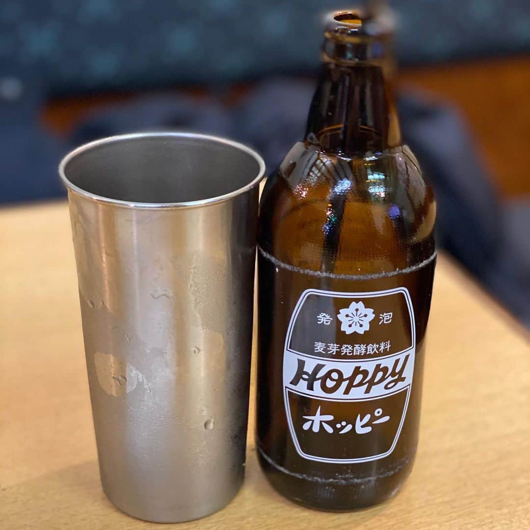 津田大介のインスタグラム：「大衆居酒屋で、ささやかな祝杯。」