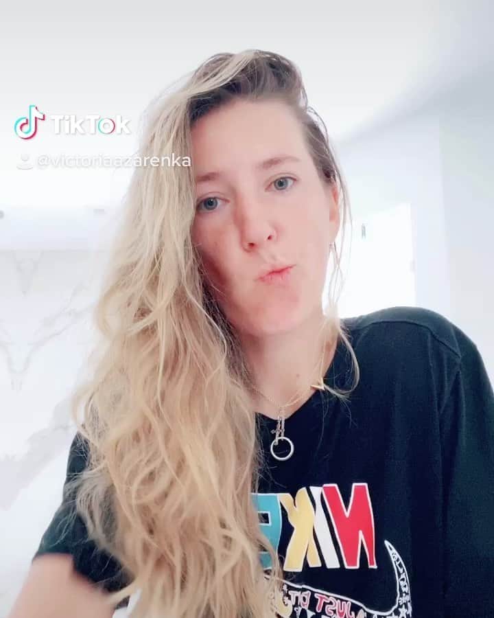 ビクトリア・アザレンカのインスタグラム：「G goodbye 😂」