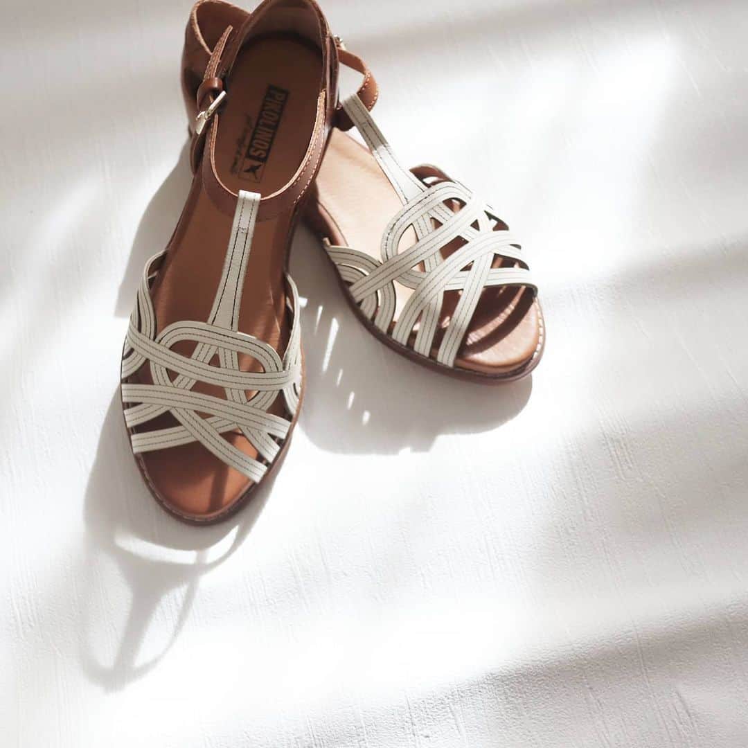 Eri Satoのインスタグラム：「昨夏オーダーしていた @pikolinos_shoes のサンダルが届いた～👡✨ 本当に可愛い😍 · ピコリノスは、スペインでは認知度No.1のシューズブランドなんだそう。 · 手作業で作られた靴はシンプルで美しいデザインもさることながら、履き心地良く足にも優しい✨ 製造過程で余計な化学物質を使用せず、環境への配慮も徹底しているそうですよ🤔✨ · 早くサンダルでお出掛けしたいな···🌞🌴 · #fashion#ootd#outfit#code#coordinate#ママコーデ#くつ#locari#ママファッション #春靴#カジュアル#お洒落さんと繋がりたい#pikolinos#pikolinos_shoes#getcomfyandsmile #ピコリノス#靴#コンフォートシューズ#はきやすい#歩きやすい#シューズブランド#エシカル#エシカルファッション#足元#スニーカー#大人女子#大人カジュアル#サンダル#シューズ#靴コーデ」