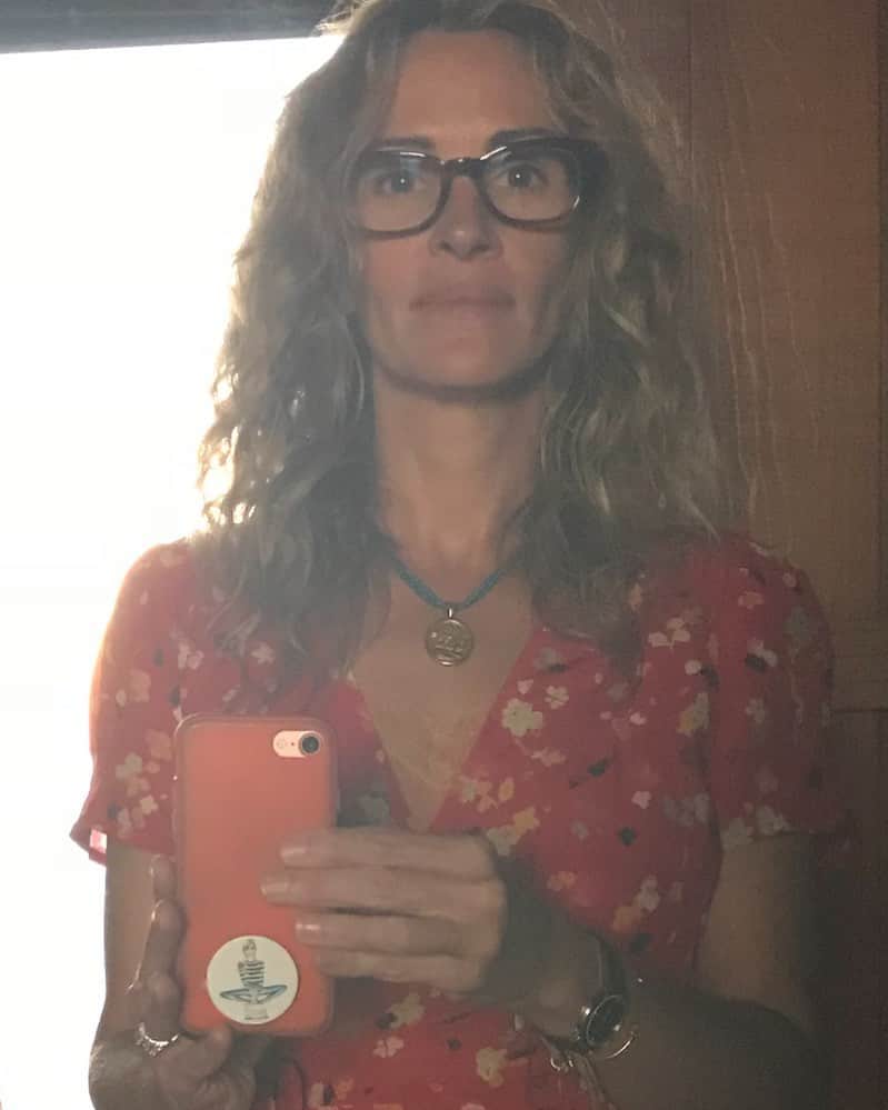 ジュリア・ロバーツのインスタグラム：「#IStayHomeFor  The terrific @petesouza tagged me and I’m so glad! During this unique and tender time #IStayHomeFor : My ♥️Family, For Small Businesses, For all the health care workers fighting around the world, For my amazing 95 year old neighbor. ❤️ I stay home to be part of the solution.  Everyone, stay home. It is the right thing to do. ✅. I challenge my beautiful friend Jen @jenniferaniston and my amazing niece Emma @emmaroberts and my remarkable pal @therealaliwentworth to share why they stay home. 🌟」