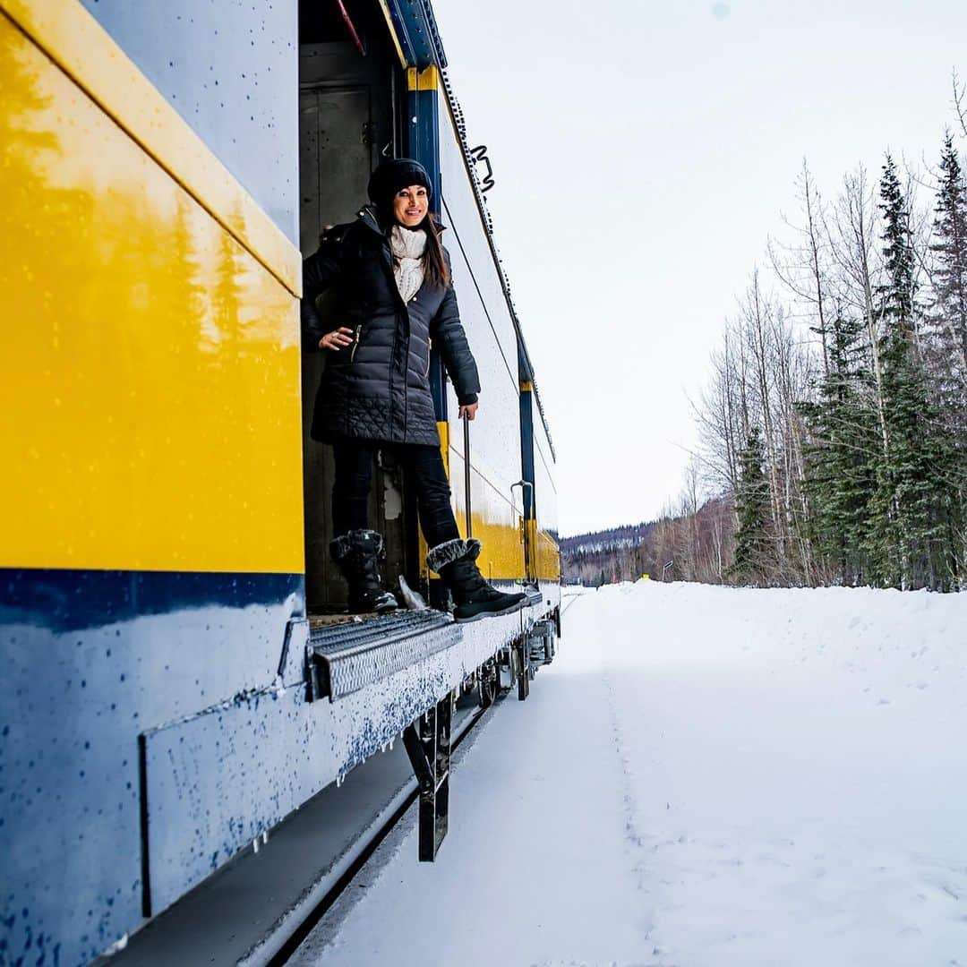 リサ・アンさんのインスタグラム写真 - (リサ・アンInstagram)「#throwback #alaskarailroad #Alaska  The train from Fairbanks to Anchorage was incredible, when I wasn’t looking out the window, I was adventure seeking on the train, the different doors & the highest mountain peaks where all I wanted was to dangle my feet out the side of the open train. So I did! The views, the fresh air and the untouched nature was special along with a couple little spots along the way, including Denali. #March2019」3月24日 3時51分 - thereallisaann