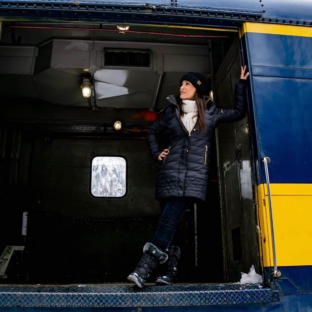 リサ・アンさんのインスタグラム写真 - (リサ・アンInstagram)「#throwback #alaskarailroad #Alaska  The train from Fairbanks to Anchorage was incredible, when I wasn’t looking out the window, I was adventure seeking on the train, the different doors & the highest mountain peaks where all I wanted was to dangle my feet out the side of the open train. So I did! The views, the fresh air and the untouched nature was special along with a couple little spots along the way, including Denali. #March2019」3月24日 3時51分 - thereallisaann