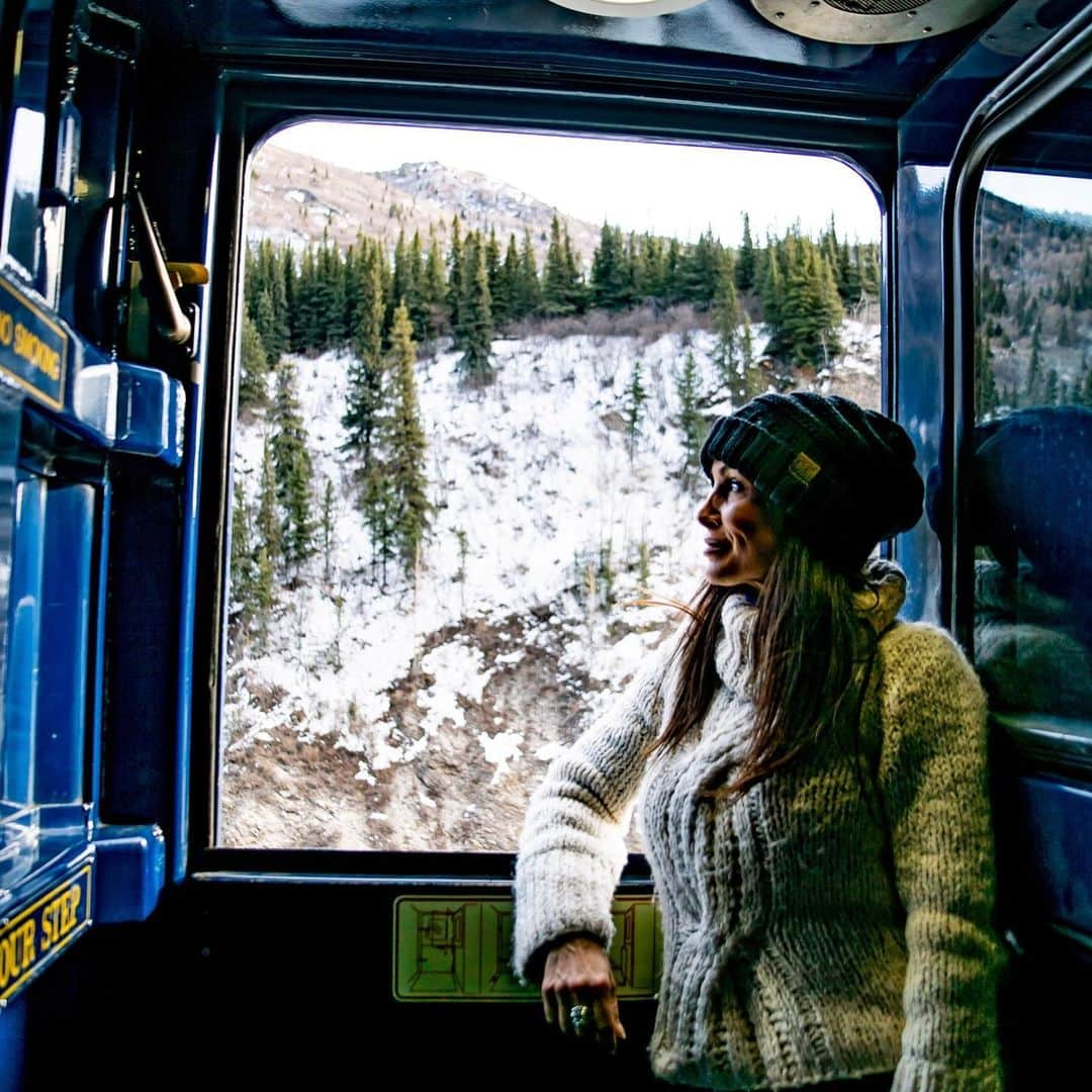 リサ・アンさんのインスタグラム写真 - (リサ・アンInstagram)「#throwback #alaskarailroad #Alaska  The train from Fairbanks to Anchorage was incredible, when I wasn’t looking out the window, I was adventure seeking on the train, the different doors & the highest mountain peaks where all I wanted was to dangle my feet out the side of the open train. So I did! The views, the fresh air and the untouched nature was special along with a couple little spots along the way, including Denali. #March2019」3月24日 3時51分 - thereallisaann