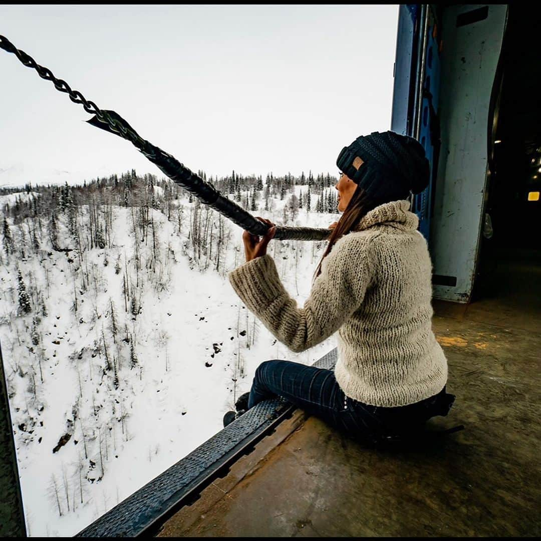 リサ・アンさんのインスタグラム写真 - (リサ・アンInstagram)「#throwback #alaskarailroad #Alaska  The train from Fairbanks to Anchorage was incredible, when I wasn’t looking out the window, I was adventure seeking on the train, the different doors & the highest mountain peaks where all I wanted was to dangle my feet out the side of the open train. So I did! The views, the fresh air and the untouched nature was special along with a couple little spots along the way, including Denali. #March2019」3月24日 3時51分 - thereallisaann