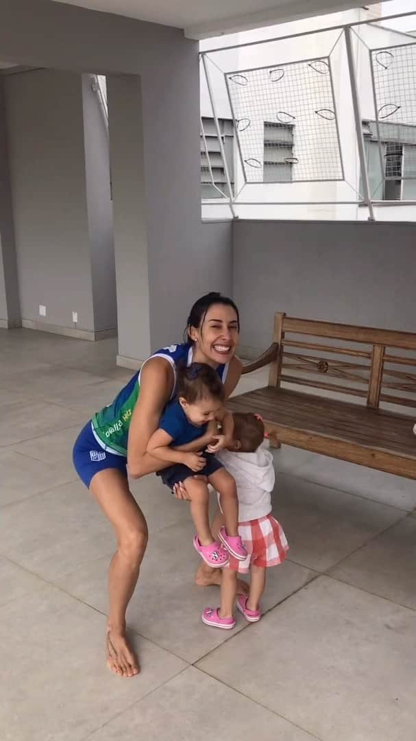 シェイラ・カストロのインスタグラム：「Malhando com as pitucas! Ou tentando! Hehehe! E vcs aí em casa? Estão se exercitando?#MinasComVcEmCasa #albumdalizeninna @itambe @melittabrasil」