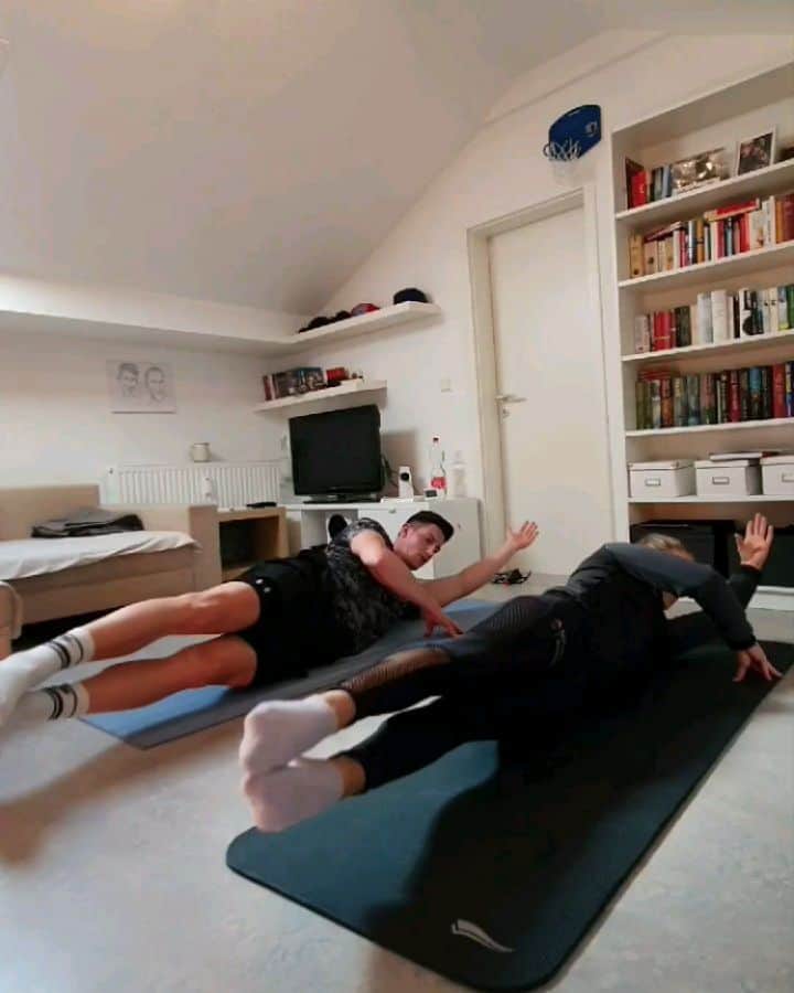 のインスタグラム：「Auch ich möchte euch ein paar Ausschnitte aus meinem Home-Workout mit @nils_hydn zeigen 👩🏼‍🤝‍👨🏽🥰 #istayhome #staysafe #homeworkout #eliseitz #gymnastics #nationalteam #germany #roadtotokyo  #olympicgames @teamdeutschland @osp_stuttgart @baenfer_sportmanufaktur @erima.sportswear @wohninvest_sport @sigoagymartistica @spitzensport_bundeswehr @sporthilfe」