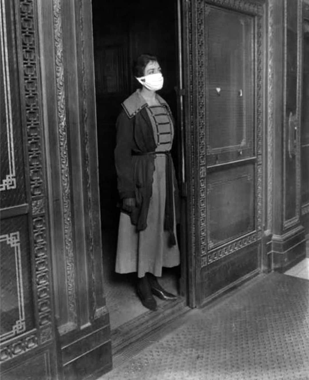 ジェニファー・ティリーさんのインスタグラム写真 - (ジェニファー・ティリーInstagram)「“Will I ever leave the house again?” . . . . . . < #Regram from @maudelynn of an elevator attendant during the Spanish Flu pandemic of 1918」3月24日 4時13分 - jennifertilly