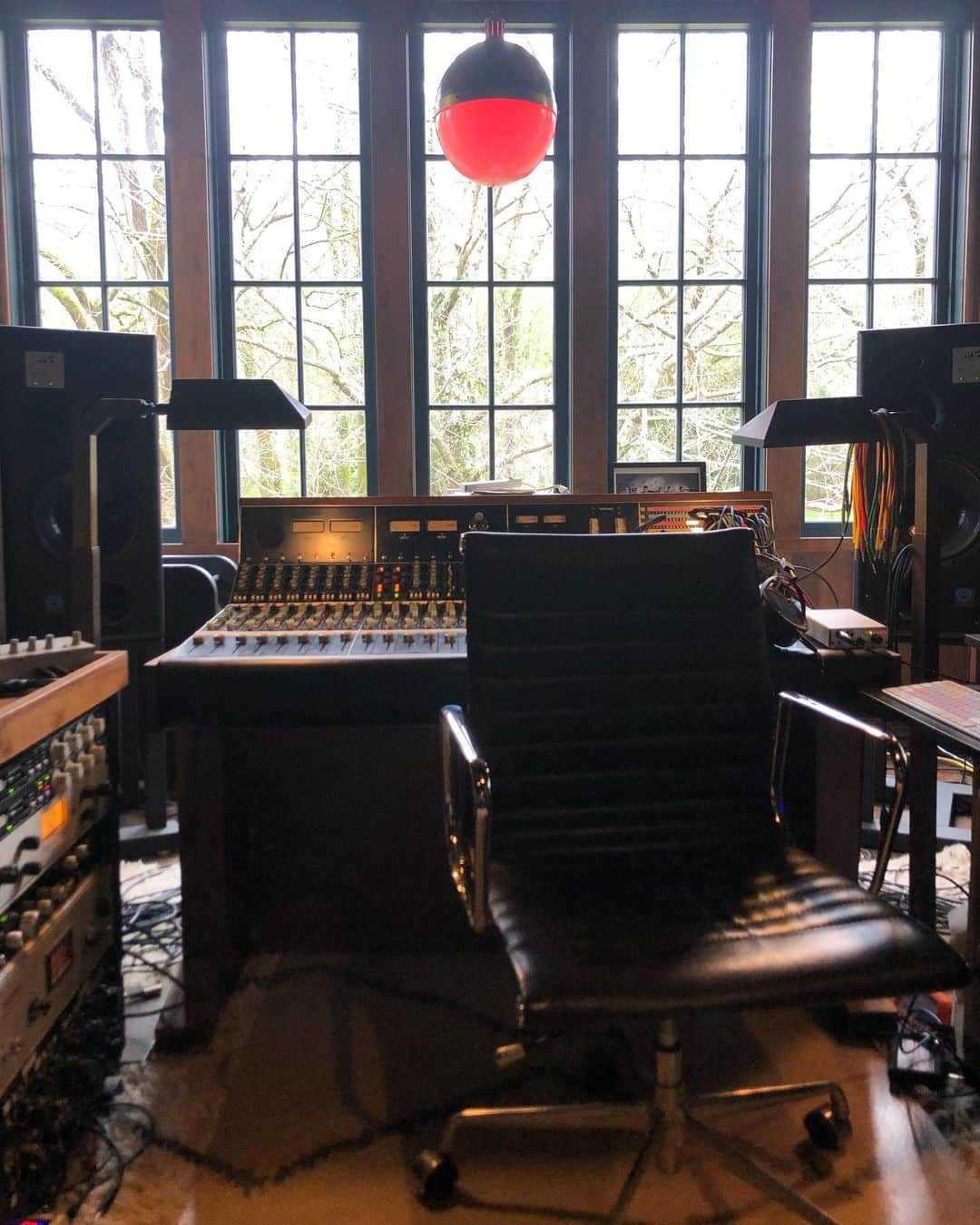 ミシェル・ブランチのインスタグラム：「Nothing like a stay at home order to make you finish the album you’ve started.」