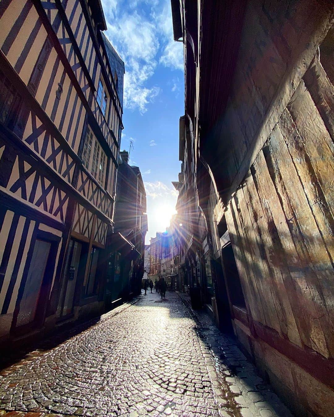 野嶋紗己子さんのインスタグラム写真 - (野嶋紗己子Instagram)「“There’s something about the way that street looks when it’s just rained.”” ☔️☀️ ﻿ ﻿ Sometimes one captured moment saves you from all the restless thoughts.☺️🌸😌 ﻿ ﻿ #ノルマンディー #素敵な写真をシェアハピ^^ #noji📷」3月24日 4時54分 - nojima_sakiko