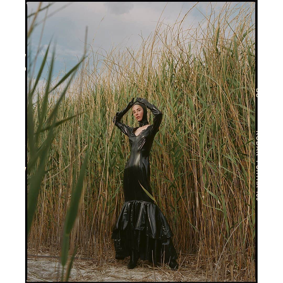 Faith Picozziのインスタグラム：「Dark Cloud 5️⃣ 📸 @filip.milenkovic 👗 @faithpicozzicreative 🎨 @filipandfaith 💥 #latex #redhead #model #fashion #style #editorial #film #120film #mediumformat」