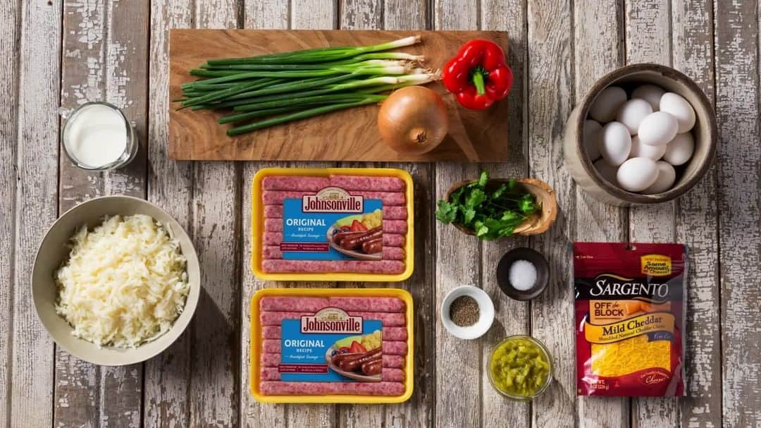 ジョンソンヴィルのインスタグラム：「Home a little busier than usual? We're a fan of starting the day #stressfree with this handy Overnight Breakfast Casserole. Make ahead tonight and it's on the table first thing tomorrow morning for the family to enjoy. #SocialDistancingWithSausage」