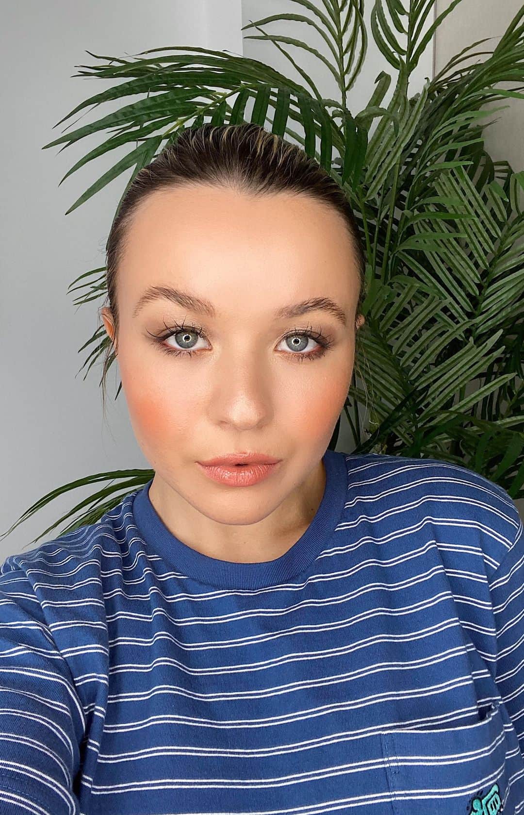 トーリ・ウェブスターのインスタグラム：「For years I’ve talked about how my morning routine (makeup 💄coffee ☕️ + music 🎶) are my form of meditation!!! Especially with all the uncertainty right now, I’m just trying to stick to my routines & bring myself peace whatever way I can 💘 How are you staying happy + positive these days!? Comment below 👇🏻 Full list of products used for you beauties to reference 😘@ctilburymakeup FLAWLESS FILTER @nudestix TINTED COVER @bitebeauty AGAVE LIP SERUM @nudestix BROW STYLUS + GEL @tartecosmetics SHAPE TAPE @coverfx TRANSLUCENT POWDER @armanibeauty EYES TO KILL @narsissist PATTAYA SHADOW @ctilburymakeup MAGIC LINER DUO @kevynaucoin GLASS GLOW FACE @tartecosmetics BIG EGO MASCARA @ctilburymakeup FILMSTAR BRONZER @bareminerals THAT PEACH THO BLUSH @beccacosmetics CHAMPAGNE POP HIGHLIGHT @maccosmeticscanada POST-MODERNIST PEACH SKIN FINISH  @ctilburymakeup PILLOW TALK LINER + JK MAGIC LIPSTICK @tartecosmetics H20 VILLA GLOSS  @boscia ROSEWATER MIST 💅🏻💅🏻💅🏻」