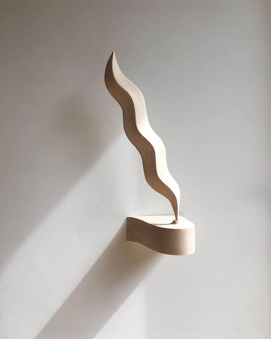 Ariele Alaskoのインスタグラム：「wall mounted sculpture I made today, using off cuts from the larger mobile pieces.  Quarantine Sculpture # 5, Day Thirteen. 18” tall. Carved maple.  #artmadeinquarantine」