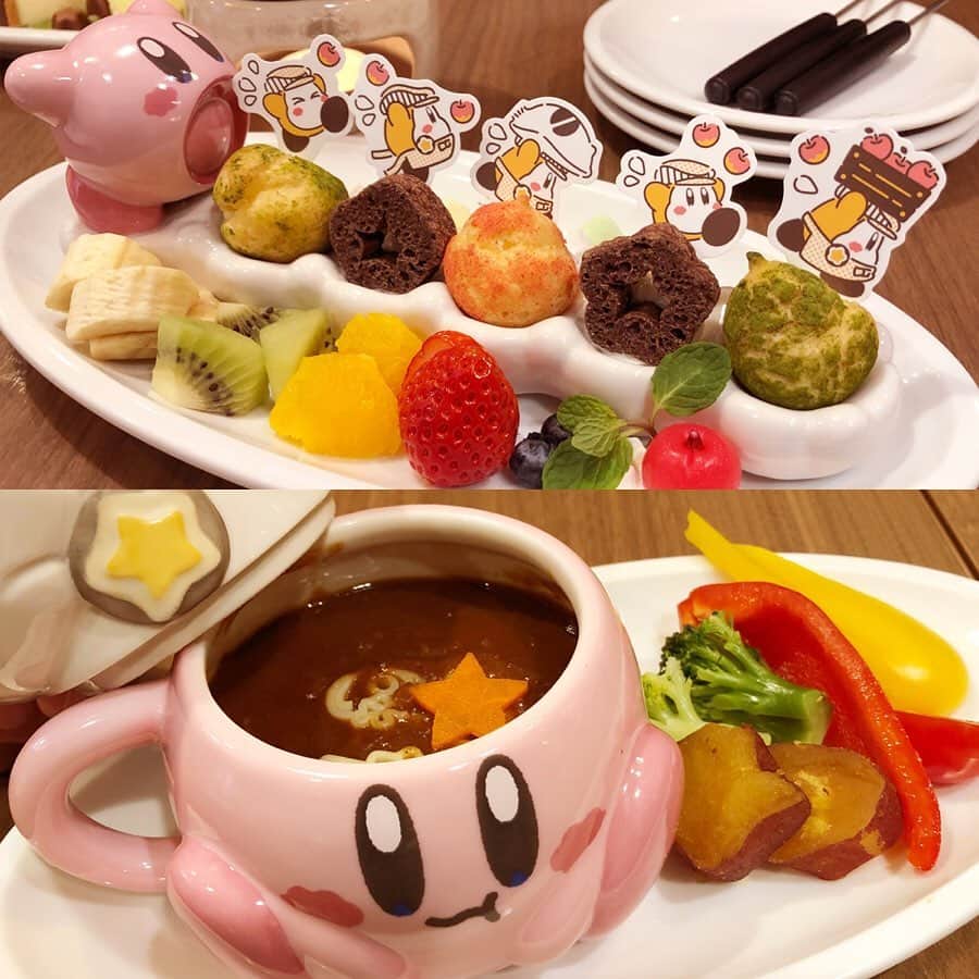 キャナルシティ博多のインスタグラム：「カービィカフェがグランドオープン！🌟メニューが可愛く＆美味しくパワーアップ！😋 ・ 3/12(木)にカービィカフェがグランドオープンしました！店内の窯で焼き上げた「カービィカフェの本格窯焼きピッツァ」やキュートなオリジナルデザートが新登場！🍕🍎🍍 ・ 見た目と味に工夫を凝らした、贅沢でカワイイメニューが揃ってます。プレートやマスコットが付いてきたりと特典も豪華なので、どれを頼むか悩んでしまいますね〜。可愛さだけでなく、ボリュームもあって本格的なお料理ばかりなので、大人も子供も満足できること間違いなしです。ぜひ一度足を運んでみてくださいね！😉🍽 ・ ★カービィカフェ https://canalcity.co.jp/shop/shop_type/3/detail/586 ©Nintendo / HAL Laboratory, Inc.  #fukuoka #hakata #tenjin #福岡 #天神 #博多 #canal #canalcity #キャナル #キャナルシティ博多 #星のカービィ #カービィ #kirby #nintendo #任天堂 #ニンテンドー #kirbycafe #カービィカフェ #ピンク」