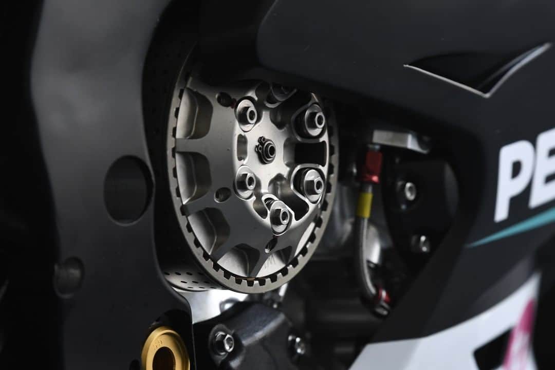 MotoGPさんのインスタグラム写真 - (MotoGPInstagram)「#MotoGPInParts - Dry Clutches. Firstly, the clutch is the part of the motorcycle that engages and disengages the engine from the transmission. It's a part of the motorcycle that undergoes high stresses and needs continuous maintenance 🔧  All #MotoGP teams use dry clutches instead of wet clutches and there are several reasons why they do. Dry clutches are termed as dry because they are not bathed in oil. Due to the absence of oil in the clutch, oil drag is reduced, meaning less power from the engine is wasted. Also, the engine oil stays cleaner for longer as the material from the clutch plates does not contaminate it! ✊  However, with no oil to act as a cooling liquid, the clutch pack can become extremely hot causing it to wear out quickly. Also, with no oil to dampen the engagement between the clutch plates, the clutch feel can be grabbier than wet clutches making it harder to modulate ⚠️ While the clutch is crucially important, it is only used once during the race, just at the start! Grand Prix riders do not use the clutch for up and down shifts as quickshifters and blippers take care of that! ✊」3月24日 17時00分 - motogp