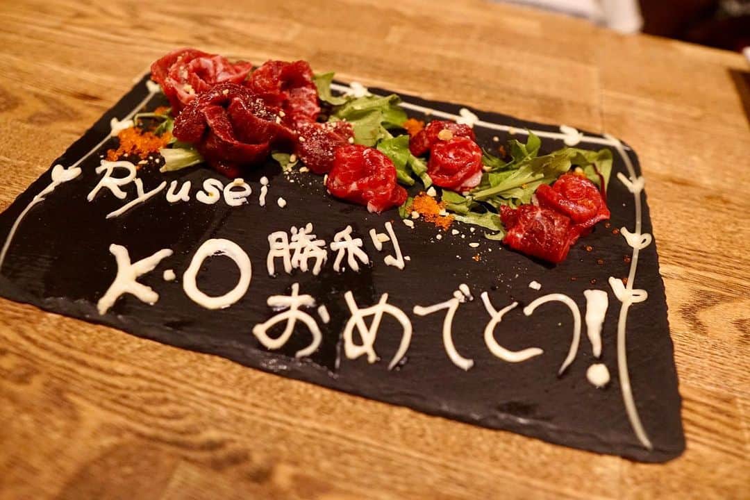 HIROYAさんのインスタグラム写真 - (HIROYAInstagram)「昨日は龍聖(@ryusei_0411 )の2月の試合の祝勝会に便乗し美味しい馬肉を頂きました🐎 ハセさん(@mariko_soryu )ありがとうございます^_^ 僕も以前ハセさんのお店である割烹料理屋さん「つきじ治作」(@tsukijijisaku )で社員さんに向けたキックのレッスンをやらせていただいたりとお世話になっています。  ハセさんも先日タイでムエタイデビュー戦をしてKO勝利を飾ったので2人からお祝いもさせていただきました🎉  たくさんの事を話し、とても楽しい会でした。 龍聖は高校を無事に卒業し春からは大学生ファイターになります。 勉強も格闘技も頑張ってもらって一緒にトライハードジムを、格闘技を盛り上げていきたいと思います！  ハセさんありがとうございました😊 日本でもプロデビューが近いかもですね🤪  #うまえびす　#つきじ治作 #馬肉 #龍聖　#トライハードジム」3月24日 15時36分 - hiroya_tryhard