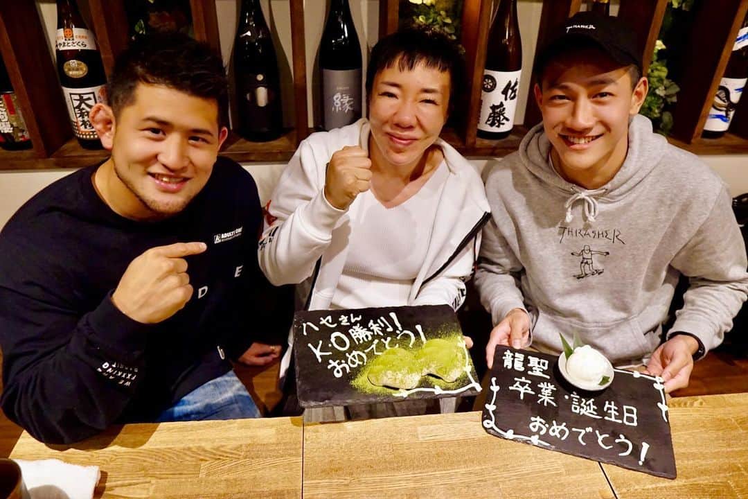 HIROYAさんのインスタグラム写真 - (HIROYAInstagram)「昨日は龍聖(@ryusei_0411 )の2月の試合の祝勝会に便乗し美味しい馬肉を頂きました🐎 ハセさん(@mariko_soryu )ありがとうございます^_^ 僕も以前ハセさんのお店である割烹料理屋さん「つきじ治作」(@tsukijijisaku )で社員さんに向けたキックのレッスンをやらせていただいたりとお世話になっています。  ハセさんも先日タイでムエタイデビュー戦をしてKO勝利を飾ったので2人からお祝いもさせていただきました🎉  たくさんの事を話し、とても楽しい会でした。 龍聖は高校を無事に卒業し春からは大学生ファイターになります。 勉強も格闘技も頑張ってもらって一緒にトライハードジムを、格闘技を盛り上げていきたいと思います！  ハセさんありがとうございました😊 日本でもプロデビューが近いかもですね🤪  #うまえびす　#つきじ治作 #馬肉 #龍聖　#トライハードジム」3月24日 15時36分 - hiroya_tryhard