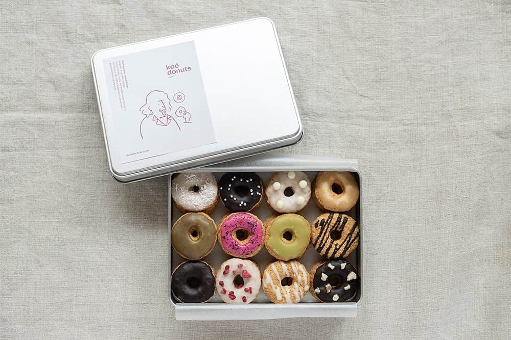 コエのインスタグラム：「. . \ new arrival/ 「koe donuts クッキー缶」 ¥1,500+tax  koe donutsから色とりどりの ドーナツクッキー缶が新発売！🍪 . 国産有機小麦粉、京都美山産平飼い卵など 有機食材をふんだんに使用した エシカルで優しい甘さのクッキー。  ドーナツと同じトッピングをした koe donutsならではのクッキーです。  お土産やギフトにもおすすめです🎁 . . . 🍩koe donuts open：2019.3.21 thu. address：京都府京都市中京区新京極四条上ル中之町557番地京都松竹阪井座ビル1F opening hours：AM8:00 – PM8:00 (不定休） sheets：65席＋スタンディング HP： https://donuts.koe.com  #koedonuts #koeethical #donutsinnovation #donuts #cafestagram #genic_cafe #genic_sweets #cafetour #kyotocafe #ethical #コエ #コエドーナツ #カフェ #ドーナツ #エシカル #エシカルドーナツ #地産地消 #カフェ巡り #京都カフェ #京都カフェ巡り #関西カフェ #四条カフェ #隈研吾 #長場雄 #京都観光 #도넛 #クッキー #クッキー缶 #京都土産 #京都ギフト」