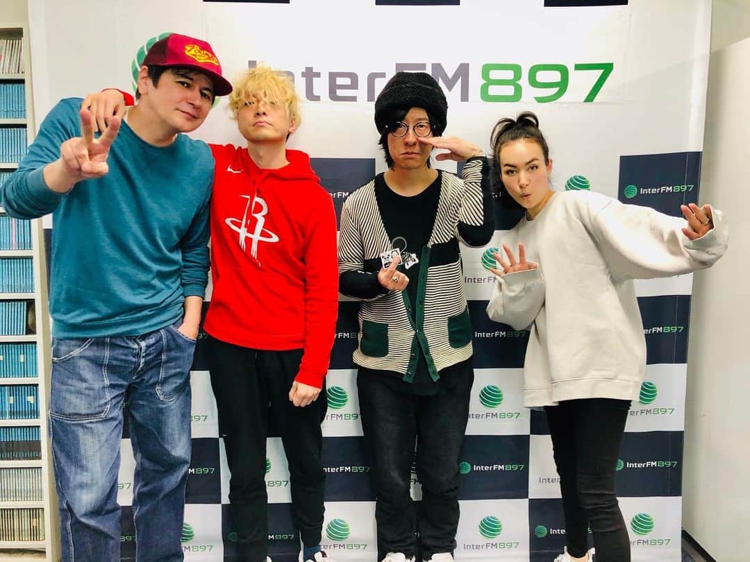 のインスタグラム：「3組目のゲストはストレイテナーからホリエアツシさんとナカヤマシンペイさんでしたー！  ホリエさんはおそらく出演回数1位！  マンスリーや飛び入りなど色々な形で来てくれました！ ありがとうございました！  #ジョージとシャウラ #interfm897 #ストレイテナー」