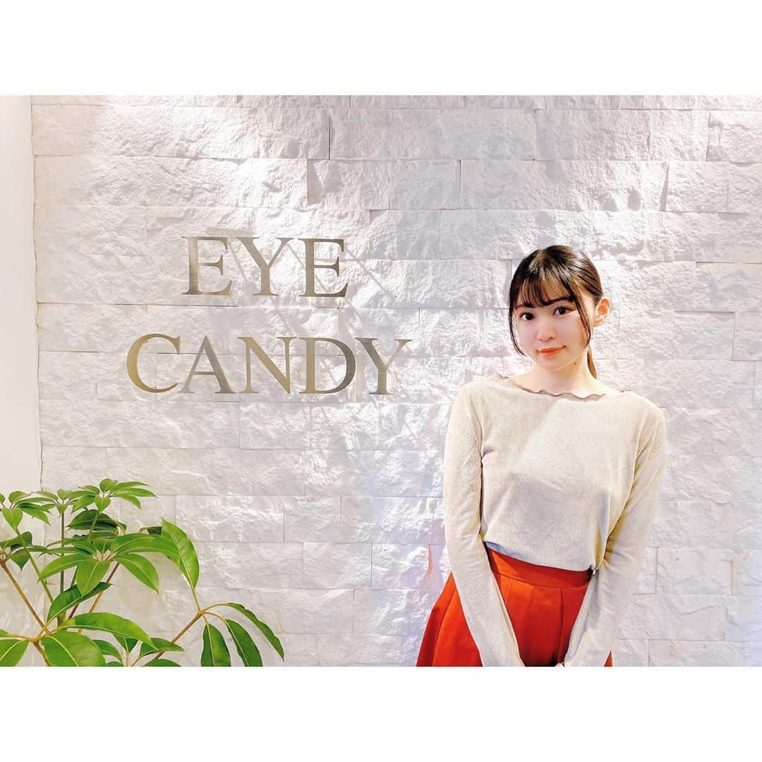 DJ mariennuのインスタグラム：「@eyecandy_omotesando さんで#ハイフ　を受けてきました♪ ずっとやってみたかったの〜😍 2枚目上Before下Afterなのですが顎周りとかかなり引き締りました😭しかも何故か肌の赤みも消えている、同じカメラで撮ったのに何故！そんな効果もあるのかな？ ハイフってフェイスラインにのみ施術するんだと思ってたのですが額や目蓋にも当ててもらいました!!そして1番感動したのが目蓋の軽さ👀❤️ 目が本当に開きやすくなって視界が見えやすくなりました👏 気になっていた痛みは、骨に近いところだと響いて痛みを感じます!耐えられない😢って痛みではなかったです。よかった☺️ イメージは骨の中に静電気が走るような、、。痛みに弱いマリエンヌは痛みが出やすい部分は少し出力を弱くしてもらいました！合わせてレベルを変えてもらえるのでそこも安心❤️ これから効果がもっと出てくるそうなのでまたレポしますね♪ #eyecandyomotesando #hifu」