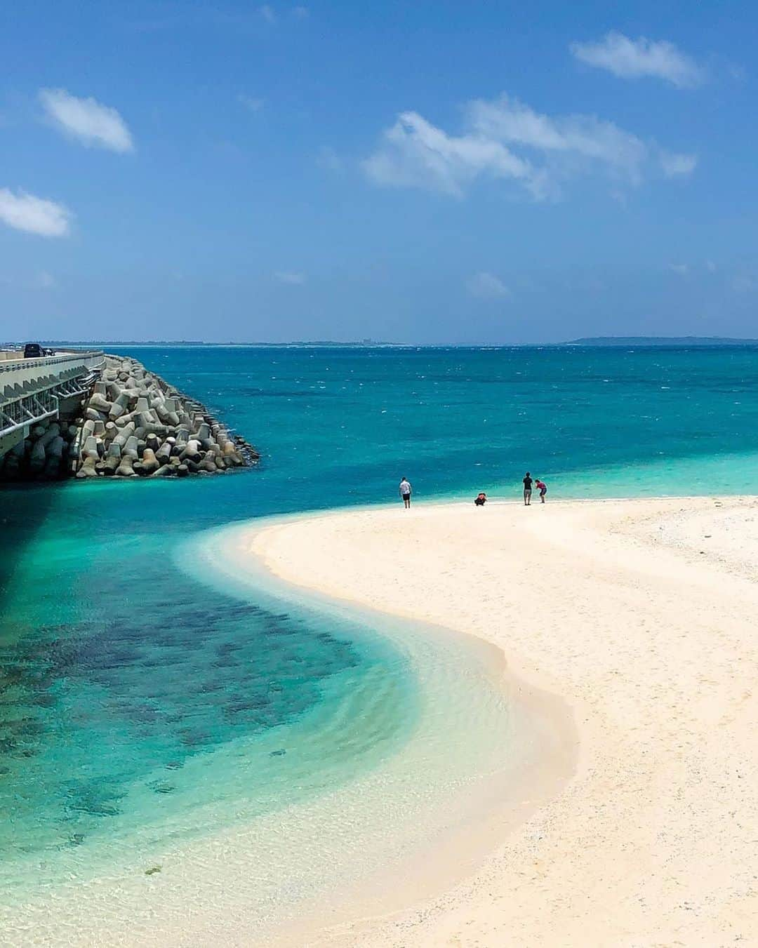 Be.okinawaさんのインスタグラム写真 - (Be.okinawaInstagram)「The contrast of vivid turquoise hues and white soft sands creates a mesmerizing view that you'd want to bring back home. 📷:@sachika232018 📍:Irabu Island  Easily accessible from Miyako Island, Irabu Island boasts some of the most beautiful views of Okinawa, such as the Makiyama Observation Deck and the Toguchi no Hama Beach!  #irabujima #miyakoislands #伊良部島 #宮古群島 #이라부섬 #미야코제도 #宮古諸島 #伊良部大橋 #bridgeview #whitesandbeach #beokinawa #visitokinawa」3月24日 16時00分 - visitokinawajapan