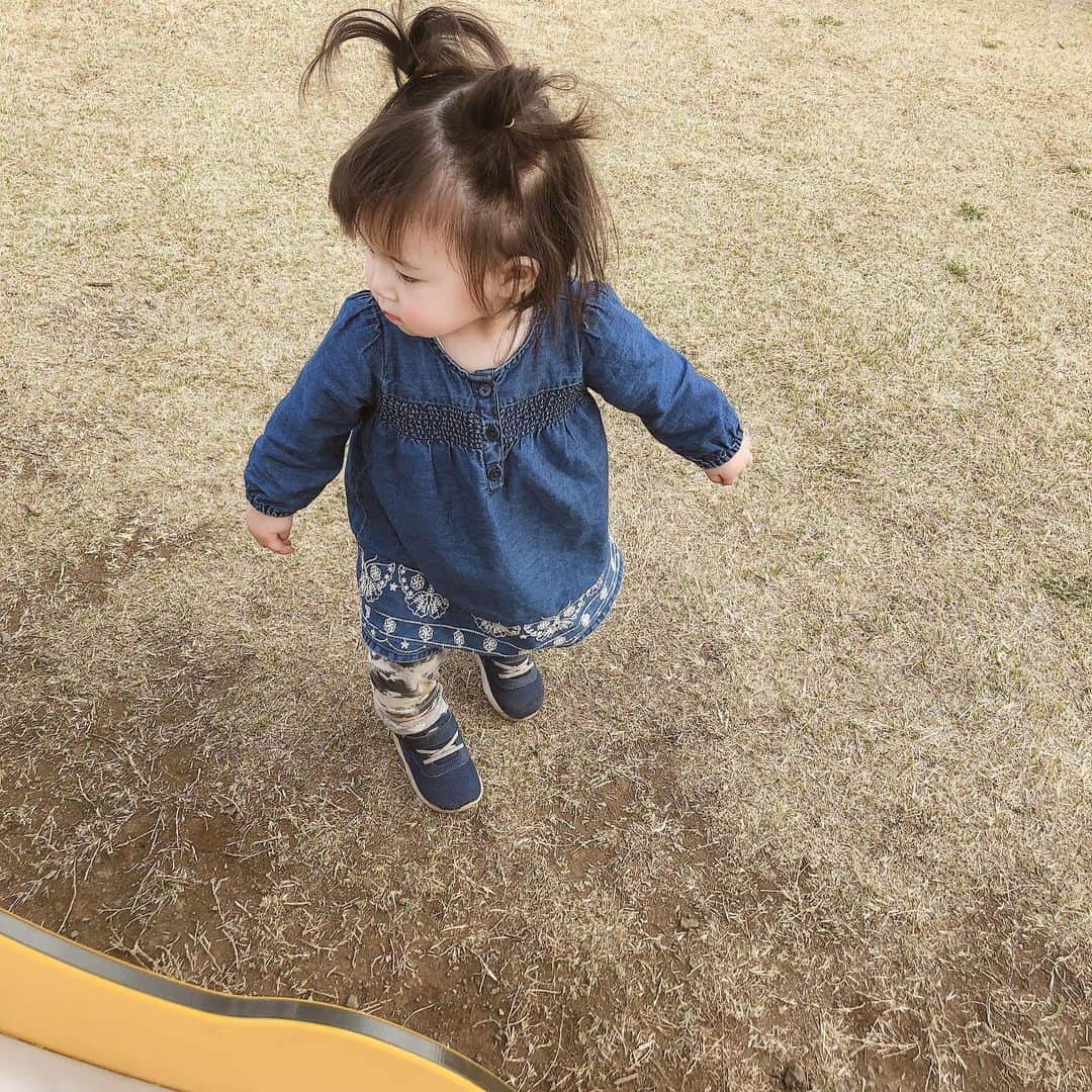 美奈子さんのインスタグラム写真 - (美奈子Instagram)「先日みんなで公園に行きました✿...*ﾟ  おちびーずも 楽しそうでした‪⸜(*ˊᵕˋ*)⸝‬ ひすいは最近 写真に興味があるようで お花の写真を沢山撮ってました💕  #公園 #美奈子」3月24日 16時17分 - minako_official