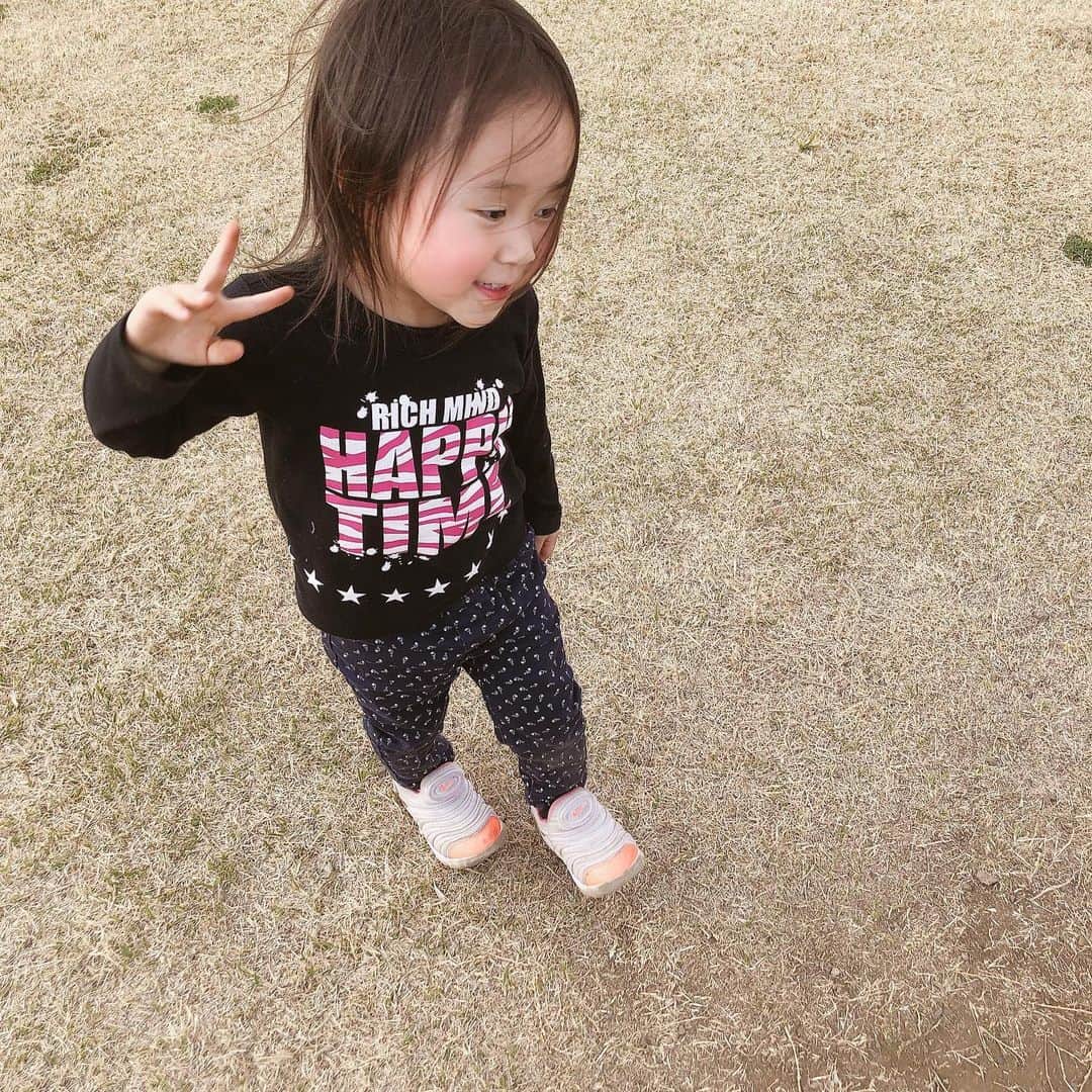 美奈子さんのインスタグラム写真 - (美奈子Instagram)「先日みんなで公園に行きました✿...*ﾟ  おちびーずも 楽しそうでした‪⸜(*ˊᵕˋ*)⸝‬ ひすいは最近 写真に興味があるようで お花の写真を沢山撮ってました💕  #公園 #美奈子」3月24日 16時17分 - minako_official