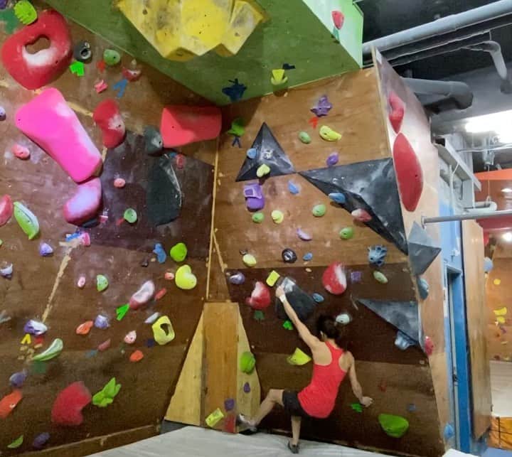 ホン・イン・リーのインスタグラム：「尋找節能的方法 @redrockboulderinggym  #抱石 #bouldering」