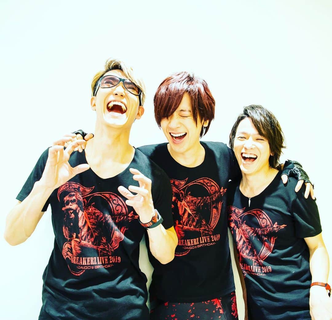 SHINPEIのインスタグラム：「とても残念な報告ですが、ライブ延期のお知らせです。﻿ ﻿ ﻿ 4月8日に開催予定の﻿ 「BREAKERZ LIVE 2020 ～令和最初のDAIGO’s BIRTHDAY～」公演が、延期となりました。﻿ ﻿ ﻿ 何度もメンバー&スタッフ一同でライブ開催について話し合ってきましたが、﻿ 新型コロナウイルス感染症の感染リスクは依然として深刻であり、﻿ 現時点では回避できないという判断となりました。﻿ ﻿ ﻿ 楽しみに待っていてくれた皆さん・・・﻿ 申し訳ありません。﻿ ﻿ ﻿ 僕自身もライブをやりたい！という気持ちはもちろん強かったのですが、﻿ それよりも一番考えたいのは、ファンの皆の健康と安全です。﻿ ﻿ ﻿ また皆とひとつの会場で、大きな声で叫びながらライブ出来る日を思い描きながら。﻿ 幸い曲作りに没頭出来る環境ではあるので、日々制作活動をしています。﻿ ﻿ ﻿ そんな中、7月27日。﻿ BREAKERZデビュー13周年記念にも近い日程で、振替公演が決定しました！﻿ この日はZepp Tokyoに集まって、最高の時間を過ごせるといいな。﻿ ﻿ ﻿ みんなに会えない時間をパワーに変えてどんどん曲作りしていくから、楽しみに待っていてください！」